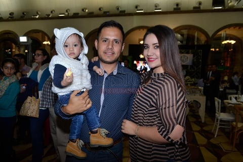 Lucía Vázquez, Mario Santillán y Regina Santillán.