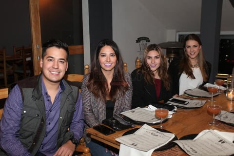 Gustavo, Brenda, Karen y Mariana.