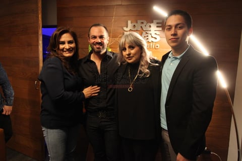 En compañía de algunos invitados.