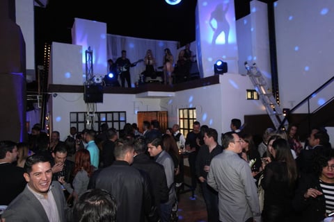 Gran ambiente durante la inauguración del estudio de fotografía de Jorge Rivas.
