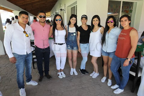 Jóvenes duranguenses disfrutando de un convivio.