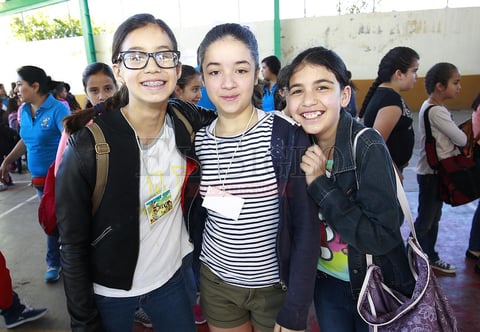 Amigas conviviendo en el evento.