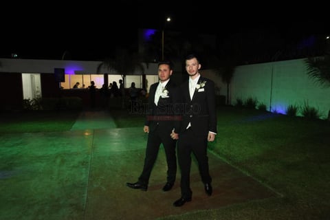 Martín Gómez y Martín Moreno bailaron el vals en una ceremonia que tuvo lugar en Durango.