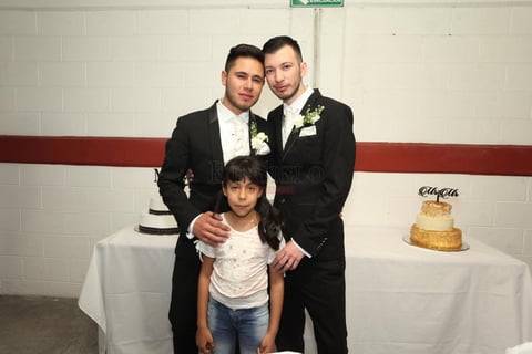 La pareja estuvo acompañada de su familia en este trascendente evento en sus vidas.