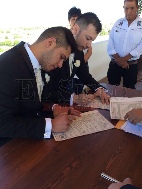 Para dar certeza a esta boda, firmaron como testigos: José Cháirez y Gabriela; así como Antonio Álvarez y Patricia Gómez. Después, los contrayentes, Martín y Ramón, firmaron el acta matrimonial y con ello, quedaron legalmente unidos.