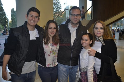 Patricio y Vera Guerrero, Gabriela Garza, Georgina Velasco y Alonso Guerrero.