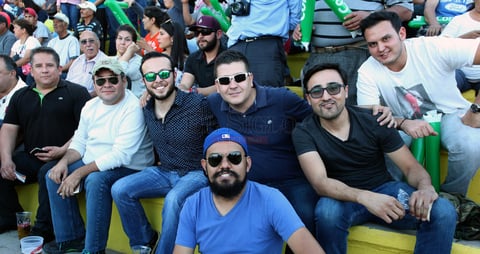 Amigos disfrutando del Beisbol en Durango.