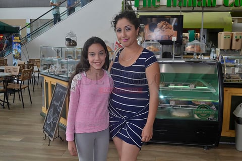 Brenda Álvarez y Regina Flores.