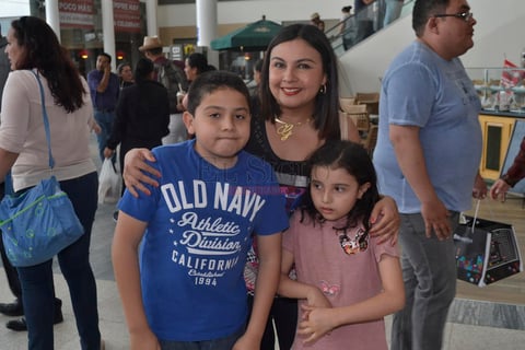 Gaby Hernández, Fernando y Sara Ramírez.