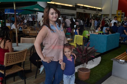 Sonia Rubio y Renesmee.