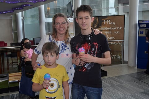 Mireille Lombard, Luis Gerardo y Mauricio Arenas.