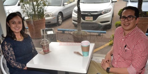 Amigos disfrutando de un rico café.