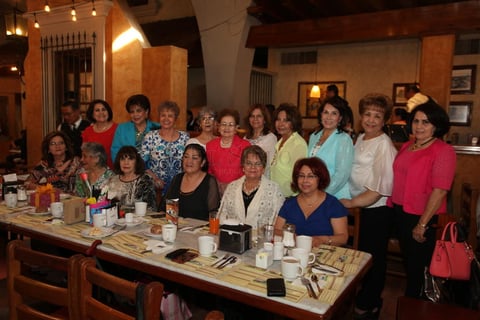 Damas duranguenses disfrutando de un desayuno.
