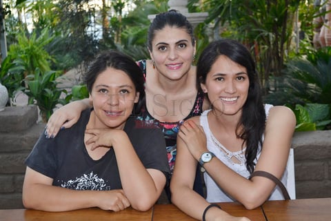 Amigas comparten una tarde en el café.