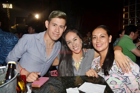 Amigos en entretenida noche de diversión.