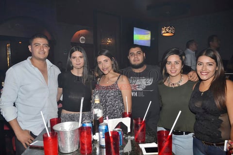 Amigos en una noche de diversión.