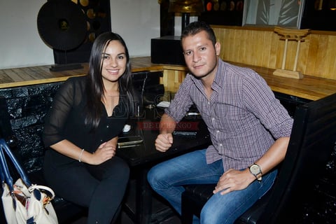 Disfrutando de una velada.