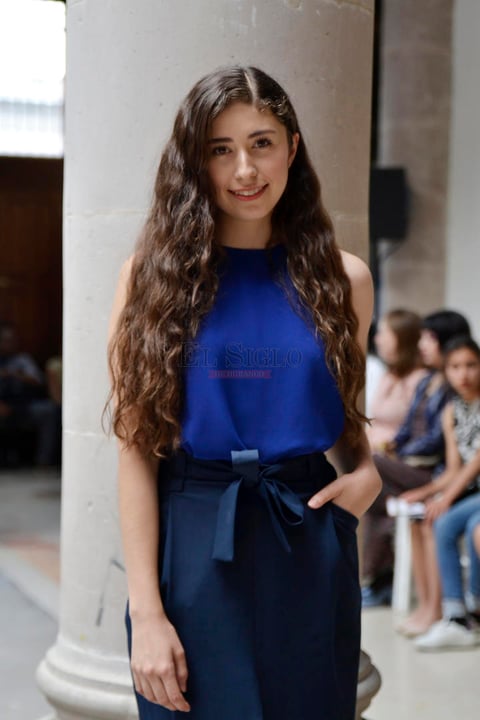 JAS!. 
Stefanie Yareli Unzueta presentó una colección que originalmente hizo para su graduación de la carrera de Diseño de Modas.  La idea resultó bastante atractiva por lo que ahora  presentó sus diseños inspirados en  ballet y el concepto es un estilo muy especial que consiste en ropa de tipo masculino en mujeres. 
Su idea fue crear estos looks masculinos en mujeres para demostrar que se pueden ver femeninas con algo de masculinidad y así crear un look homogéneo.