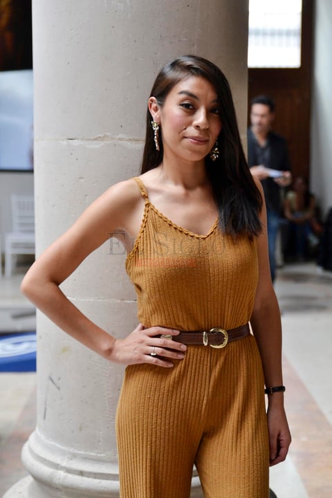 ENA. 
Jimena Ra Gue es una de las diseñadoras locales más conocidas. Ella presentó su última colección de la temporada pret a porter. Fueron ocho modelos inspirados en las siluetas y los cortes de los años 40's y 50's, de la postgerra de Europa. Sin duda, los diseños de Jimena evocan la nostalgia de aquella época. Solo que para esta ocasión, agregó  algunos elementos especiales para presentarlos en esta pasarela del Fashion Fest. Como ella lo ha mencionado, su inspiración parte de la simpleza de los cortes, con ese aire que evoca el pasado, de ahí el nombre de su colección: Nostalgic Wood.