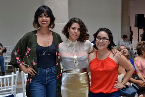 Amigas disfrutando de un rato juntas.