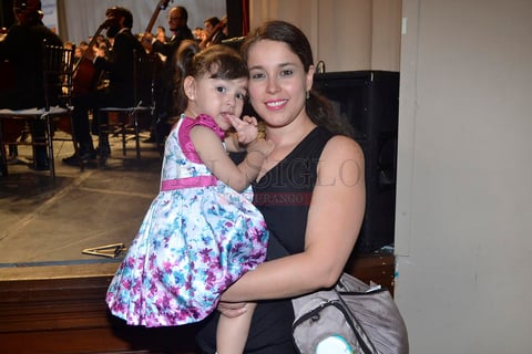 Sugey Nevárez y Victoria Armas.