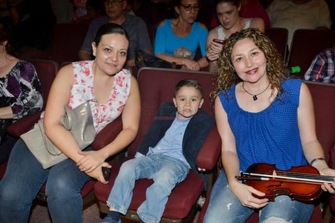 Verónica Flores, Roberto y Daisy Flores.