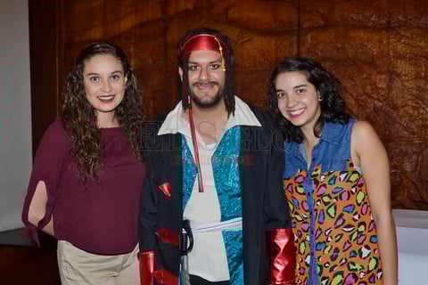 Disfrutando de una tarde de teatro.