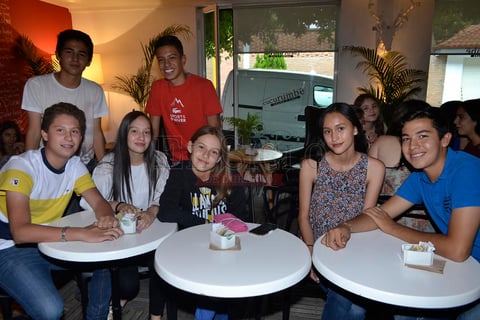 Duranguenses disfrutan de  una tarde entre amigos.