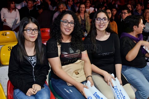 Amigas gozando de concuerto ferial.