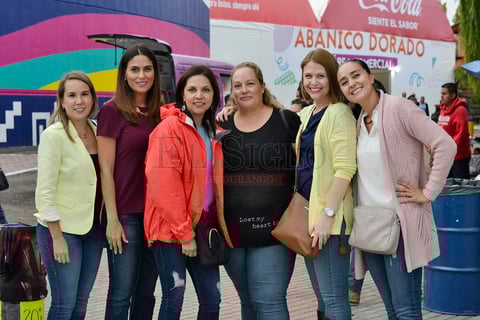 Amigas disfrutan de una tarde de diversión.