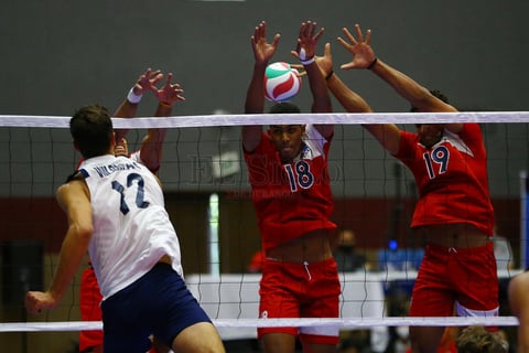 En el Grupo B, los Estados Unidos y Cuba est&aacute;n con dos triunfos cada uno y esta noche se enfrentan entre s&iacute; por el liderato del sector y por el pase directo a las semifinales.