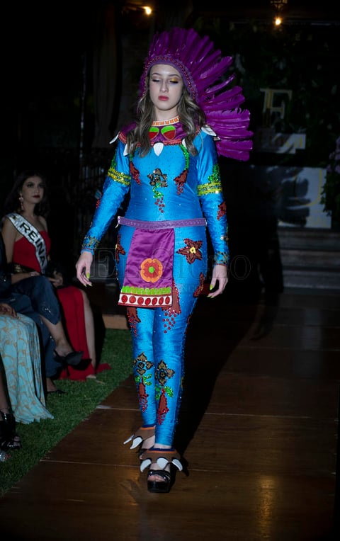 Desfile de Lalo Estrada en Mexicana Universal