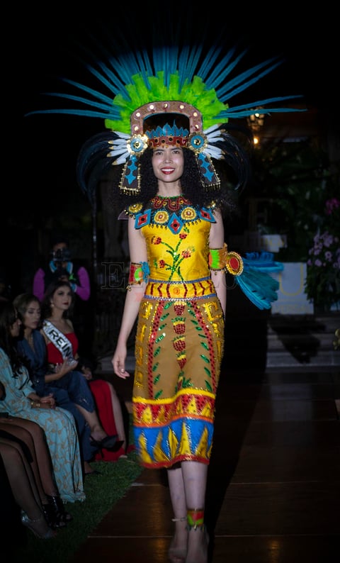 Desfile de Lalo Estrada en Mexicana Universal