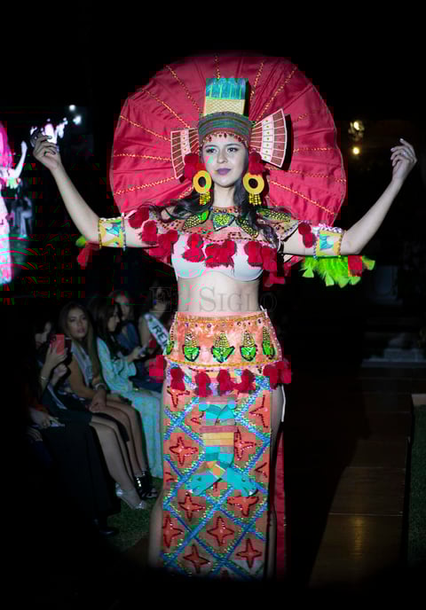 Desfile de Lalo Estrada en Mexicana Universal