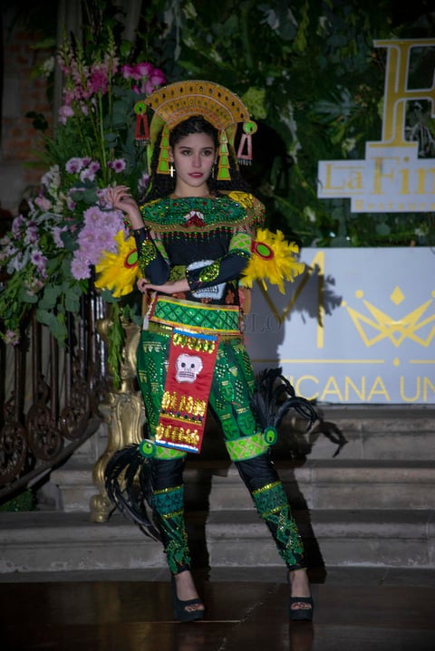 Desfile de Lalo Estrada en Mexicana Universal