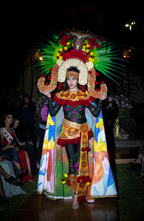 Desfile de Lalo Estrada en Mexicana Universal