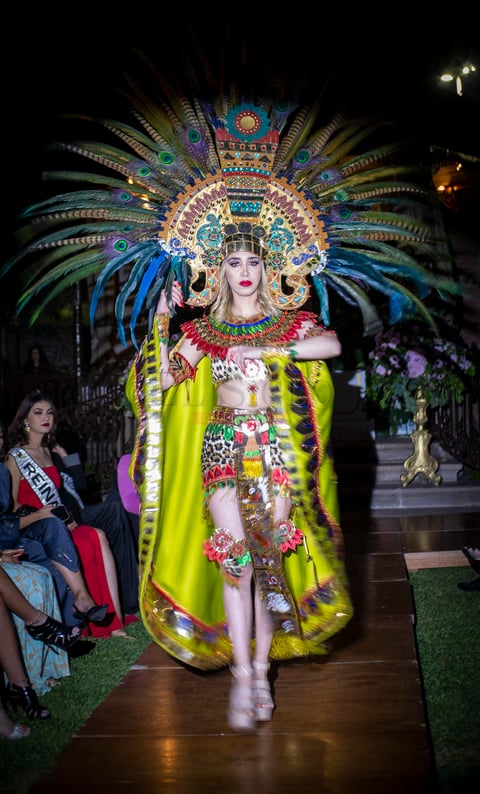 Desfile de Lalo Estrada en Mexicana Universal