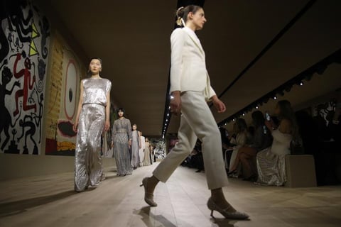 Dior presenta diseños futuristas en París