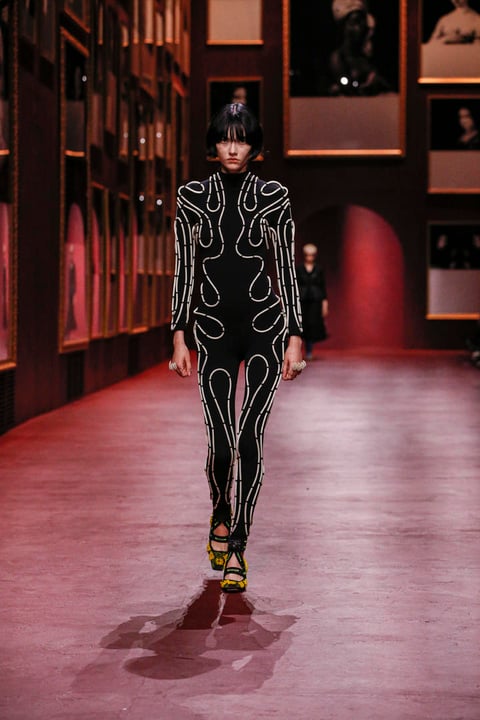 Dior presenta diseños futuristas en París