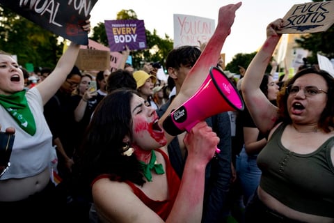 La Corte Suprema de los Estados Unidos anula la legalización del aborto en el caso Roe v. Wade de 1973