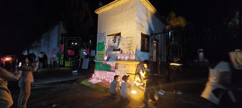 Una comisión de familiares entró al Bicentenario para entablar un diálogo con las autoridades estatales de Salud y el Gobernador