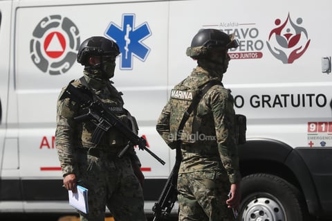 Un choque entre dos convoyes del metro de la Ciudad de México, en la zona norte de la capital, dejó un muerto y una decena de heridos, además de que provocó la suspensión del servicio y el desalojo en la estación La Raza.