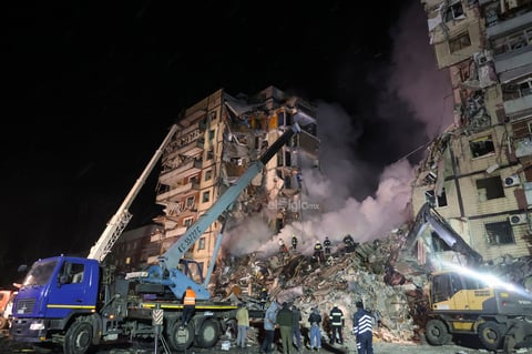 Rusia atacó hoy masivamente en dos oleadas la infraestructura civil y energética en Kiev y otras regiones ucranianas pocos días después del nombramiento de un nuevo jefe de las Fuerzas Armadas rusas en Ucrania, Valeri Guerásimov, y tras un descanso de varias jornadas en los bombardeos aéreos.