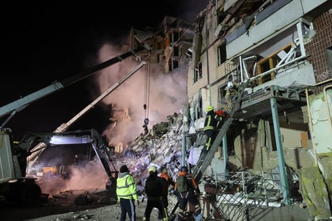 Rusia atacó hoy masivamente en dos oleadas la infraestructura civil y energética en Kiev y otras regiones ucranianas pocos días después del nombramiento de un nuevo jefe de las Fuerzas Armadas rusas en Ucrania, Valeri Guerásimov, y tras un descanso de varias jornadas en los bombardeos aéreos.