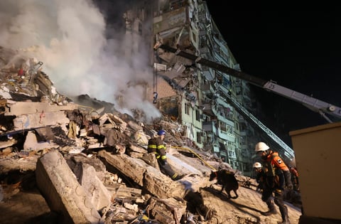 Rusia atacó hoy masivamente en dos oleadas la infraestructura civil y energética en Kiev y otras regiones ucranianas pocos días después del nombramiento de un nuevo jefe de las Fuerzas Armadas rusas en Ucrania, Valeri Guerásimov, y tras un descanso de varias jornadas en los bombardeos aéreos.