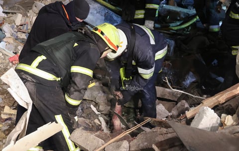 Rusia atacó hoy masivamente en dos oleadas la infraestructura civil y energética en Kiev y otras regiones ucranianas pocos días después del nombramiento de un nuevo jefe de las Fuerzas Armadas rusas en Ucrania, Valeri Guerásimov, y tras un descanso de varias jornadas en los bombardeos aéreos.