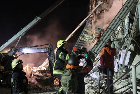 Rusia atacó hoy masivamente en dos oleadas la infraestructura civil y energética en Kiev y otras regiones ucranianas pocos días después del nombramiento de un nuevo jefe de las Fuerzas Armadas rusas en Ucrania, Valeri Guerásimov, y tras un descanso de varias jornadas en los bombardeos aéreos.