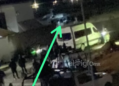 El ruido de las aeronaves opacó por momentos lo que sucedía en tierra, pues con miedo, habitantes de esta zona residencial se asomaban por las ventanas para ver qué ocurría.