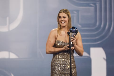 El argentino Lionel Messi y la española Alexia Putellas fueron elegidos este lunes mejores jugadores del año en la gala The Best de la FIFA, que premió la victoria en el Mundial de Argentina, que también vio como se coronaban el seleccionador, Lionel Scaloni, el portero Emiliano Martínez y su afición.