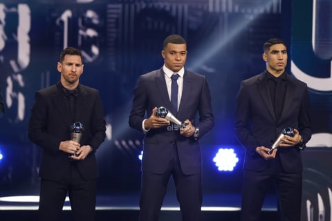 El argentino Lionel Messi y la española Alexia Putellas fueron elegidos este lunes mejores jugadores del año en la gala The Best de la FIFA, que premió la victoria en el Mundial de Argentina, que también vio como se coronaban el seleccionador, Lionel Scaloni, el portero Emiliano Martínez y su afición.